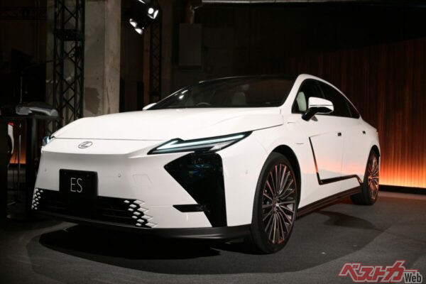 BEVはバッテリーを床下に積むため、背が高くなってしまう。セダンには不利な条件だが、パッケージをゼロから見直すことで対応