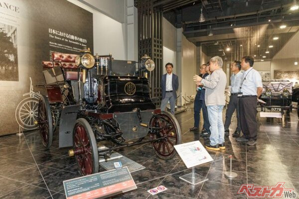 それまでの馬なし馬車から変貌し世界最初のガソリンFR車として誕生した「パナール・エ・ルヴァッソール」。まだ丸型のステアリングは採用されていない