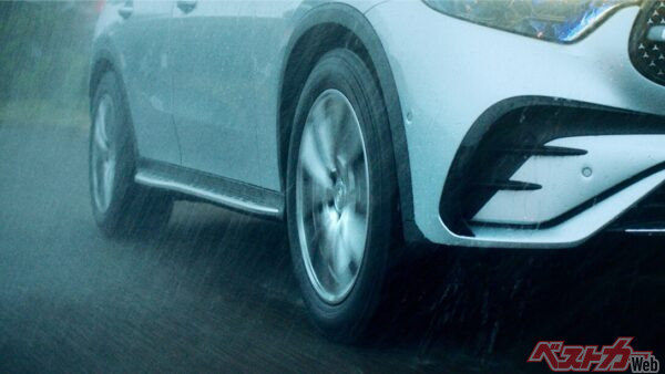 あらゆるに路面に「シンクロ」することを謳ったシンクロウェザーの「アクティブトレッド」