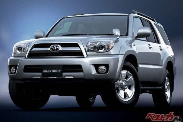 4代目トヨタ ハイラックスサーフ。2002年登場。2005年のマイナーチェンジでV6は3.4Lから4Lに排気量アップした