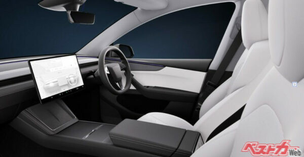 インテリアは前席のシートベンチレーションやアップグレードした超ヌルサクな15.4インチタッチスクリーンのほか、シフトレバーやウインカーレバーを廃止するなどユーザーインターフェイスが刷新