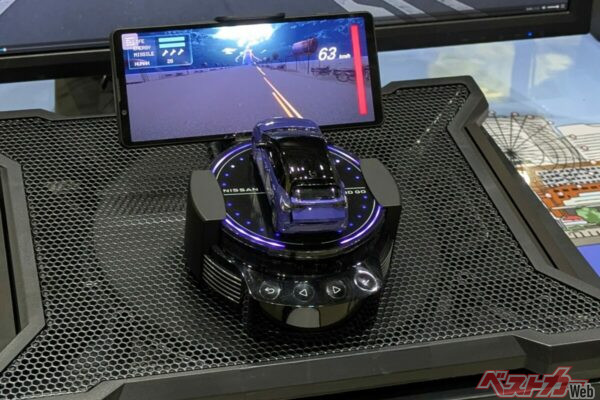 じつはゲームもできてしまう。写真はバックドア開閉の機構を利用してエポロくんにミサイルを放つ様子