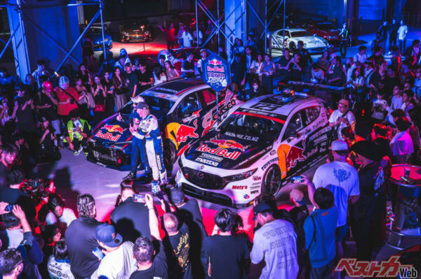 走行を終えてギャラリーの注目を集めるマッドマイク選手と箕輪大也選手(写真：Kunihisa Kobayashi / Red Bull Content Pool)