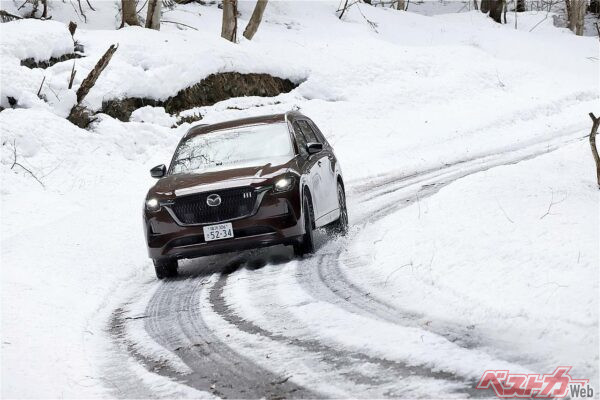早朝の凍結路を走るCX-80。タイヤの面圧がしっかり路面にかかる感覚