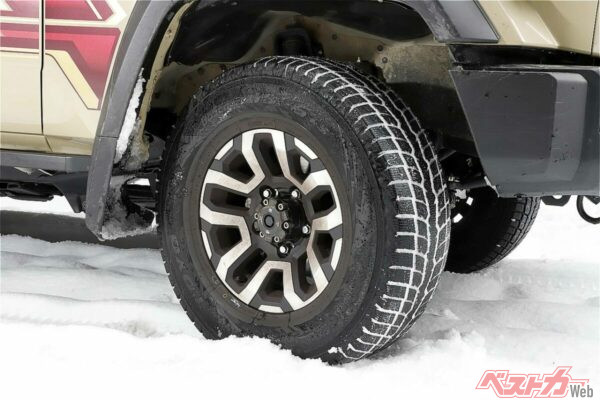 SUVやクロカンモデル向けスタッドレスのオブザーブGSi-6。剛性の高いセンターリブの接地長を延長し、ハンドリング応答性を向上させている