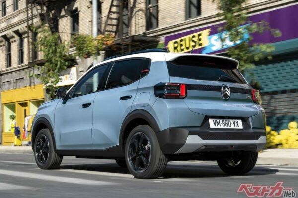 リアゲート中央のダブルシェブロンのロゴ、クロスオーバーSUV風の無塗装樹脂製フェンダーアーチやバンパーが特徴