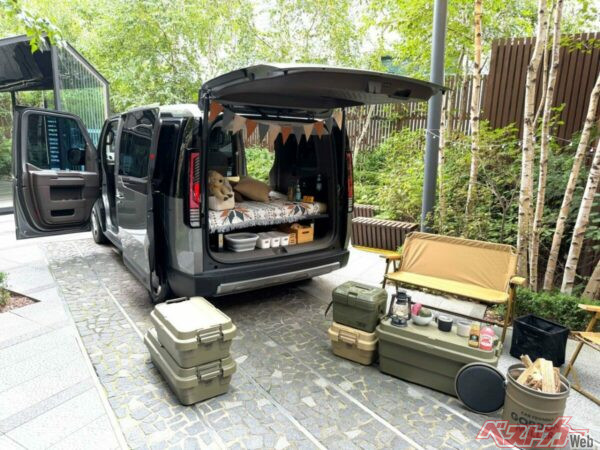 外部給電も可能なPV5。拡張性の高いボディは、キャンプでも活かされる。ご覧のように、快適な車中泊も楽しめる