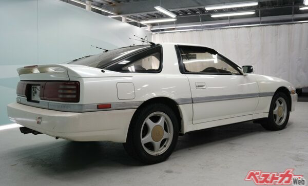 TOM’Sステッカーと時代を感じさせるダイバーシティアンテナ。落選中はスープラのなかでB’zの曲を聴きながら自分を励ましていたそうだTOM’Sステッカーと時代を感じさせるダイバーシティアンテナ。落選中はスープラのなかでB’zの曲を聴きながら自分を励ましていたそうだ