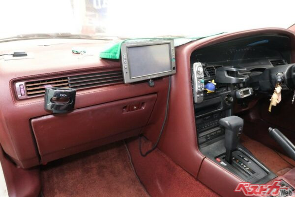 ダッシュボードの割れや擦れなどレストアの難所となりそうなコクピット