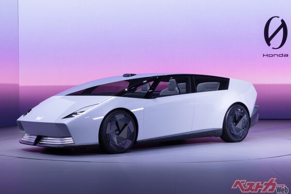 未来感あふれる内外装。実車をこの目で見てみたい！