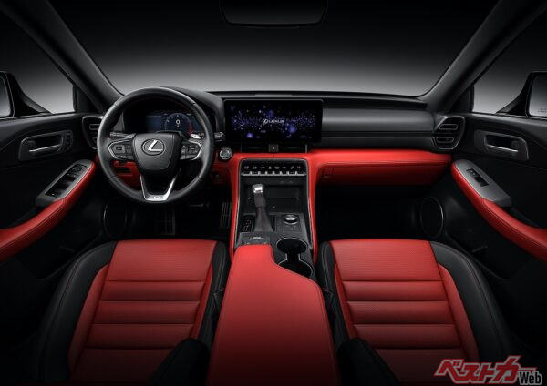 新型ISのインテリア。竹繊維を活かした新開発オーナメント「Forged bamboo」をコンソール上部などに採用した