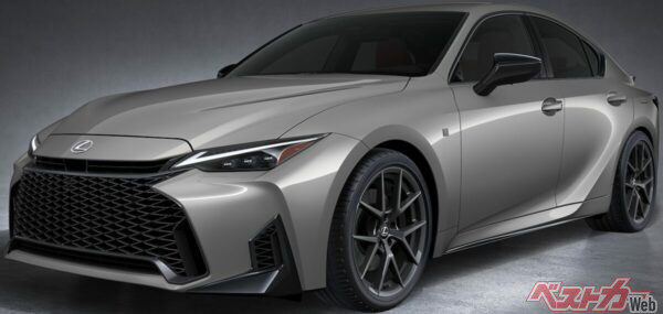 よりアグレッシブに進化した新型ISのエクステリアデザイン。さらに鋭くなった顔つきは、走りのよさを想起させる