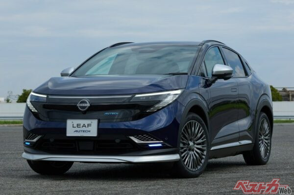 AUTECHブルーのボディカラーとブラックのフロントグリル回り、メタル調フィニッシュが特徴