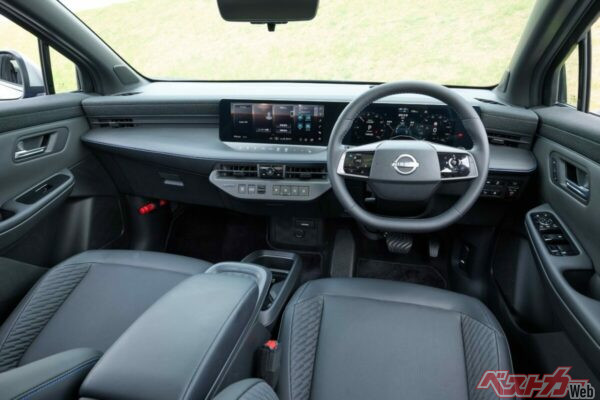 ブルーのステッチとパイピングが奢られたリーフAUTECHのコクピット