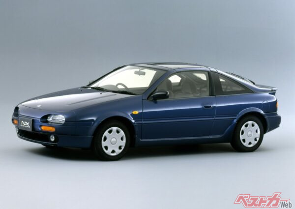 窪み内に設置されたフロントライトや丸みを帯びたボディラインなど、デザインはスポーティかつ先進的なイメージを強調している。1990年から1994年まで販売された