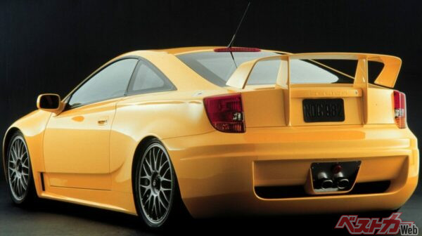 ハイマウントされたリアウイングは強力なダウンフォースが得らえる見込み。リアバンパーも空気抜き用のホールが空いた空力デザインであった