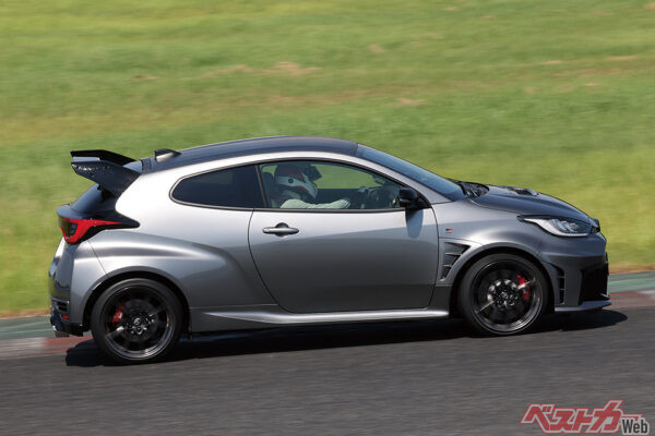 エアロパフォーマンスパッケージは約50万円アップだが、見た目のインパクトもダウンフォースの効果も高い