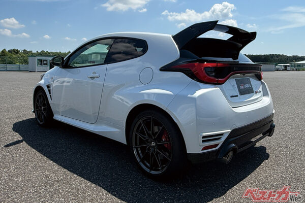 可変式のリアウイングは効果バツグン。ブレーキング時の安定性も高まる