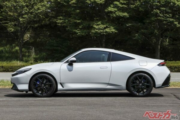 低くシャープなフロントノーズ、抑揚のある滑らかなボディラインは、まさにクーペスタイルの王道だ