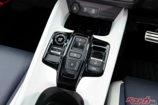 新たに組み込まれた「Honda S+ Shift」。あたかもギアがシフトを刻むかのようにモーター動力が制御され、それにシンクロしてエンジン回転が上下する