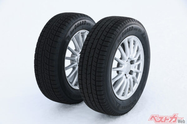 アイスガード8(右)とアイスガード7(左)。アイスガード8ではより氷に効く冬ピタ吸水ゴムを採用。全71サイズが展開中だ