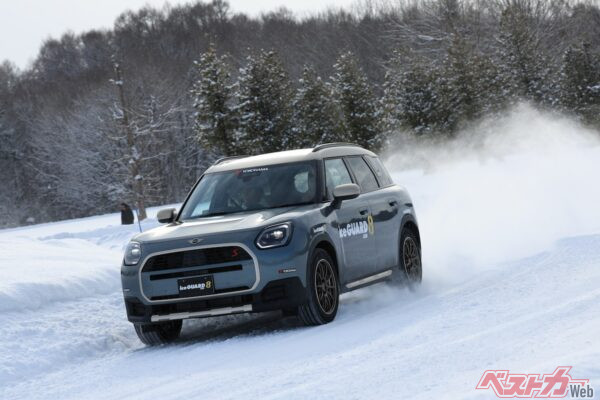 ワインディングではアイスガード8の性能の高さを体感することができた