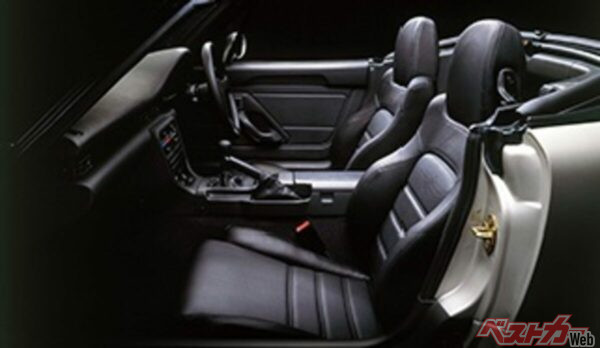 ギュッと凝縮されたスポーティなインテリアもカッコいい