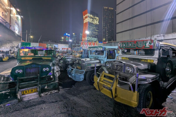 マニラ首都圏を走り回っているジプニー。各車両のデザインは異なる