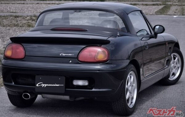 軽量化のため、ルーフ、ボンネット、リアフェンダーの一部にアルミニウムを使用。さらにはホイールや駆動系にもアルミニウム素材を使い、車両重量700kgという超軽量ボディだった