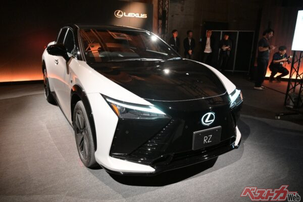 ほぼフルモデルチェンジという内容で、2025年12月に登場する新型レクサスRZ。最大航続距離は733kmを誇る