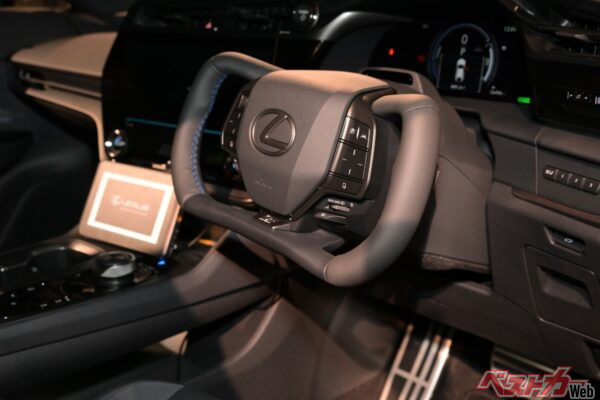 まるで航空機の操縦桿のようなステア・バイ・ワイヤのステアリング。(株)ジェイテクトが開発、量産を進める