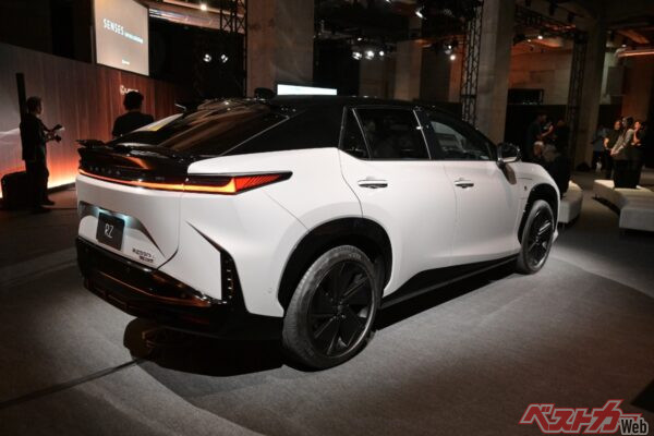 ボディサイズは全長4805×全幅1895×全高1635mm、ホイールベース2850mm、車両重量はFWDが1995〜2025kg、4WDが2100〜2180kg。最高出力は前後モーターともに227ps