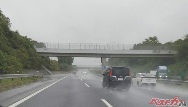 道路交通法における「やむを得ない場合」とは、「安全で円滑な交通を守るためにやむを得ない場合」。人の生命や身体の直接的な保護のために必要がある場合でなければ該当しない（PHOTO：写真AC_cyou99）