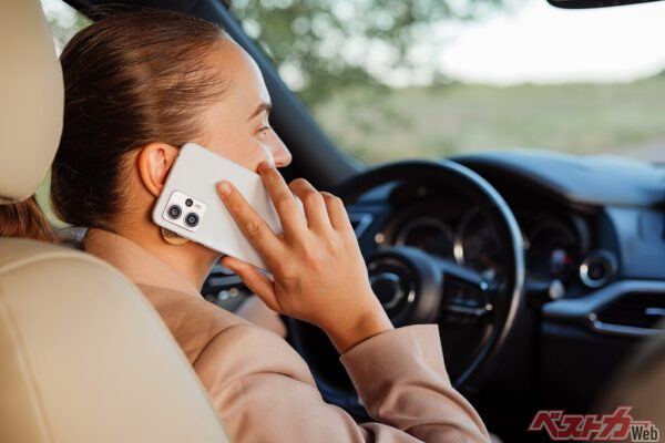 高速道路上は駐停車禁止。走行中にドライバーが携帯を使用することも禁止されている（PHOTO：Adobe Stock_sementsova321）