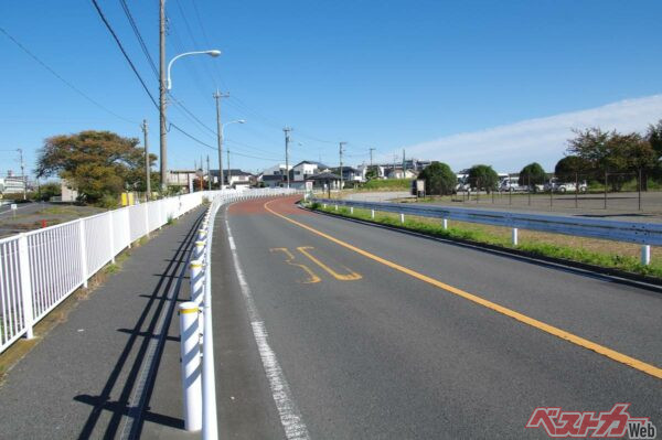 追い越し禁止のオレンジ実線はその先に危険が潜んでいること見越している（Hiro Tak@Adobe Stock）