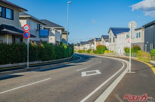 道路に書かれているひし形はその先に信号や横断歩道があるケースが多いことを覚えておこう(peia@Adobe Stock)