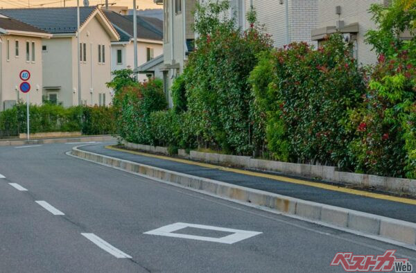 超重要なのに!!　道路上にある「ひし形」の意味覚えてる？　忘れがちな道路標示たち