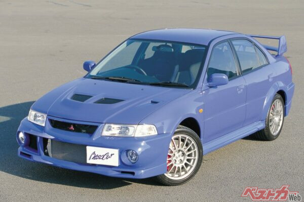 フォグランプが存在感を主張する三菱 ランサーエボリューションVI。エボIVからエボVIまでは大きめのフォグランプが特徴だった