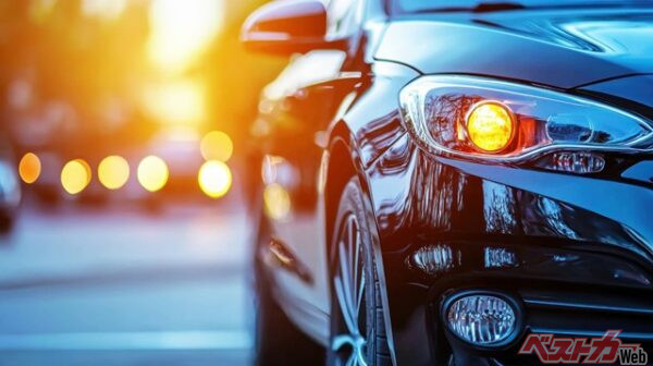 フロントフォグにせよ、リアフォグにせよきちんとした使い方を周知する必要がある(Sim@Adobe Stock)