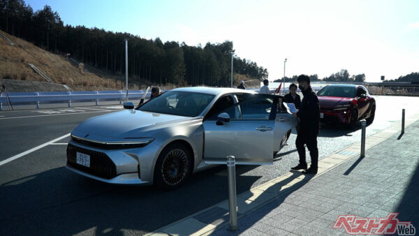 UCCのメンバーたちは実際にクラウン４車種を試乗。運転席、助手席、リヤシートすべてのフィーリングを確認した