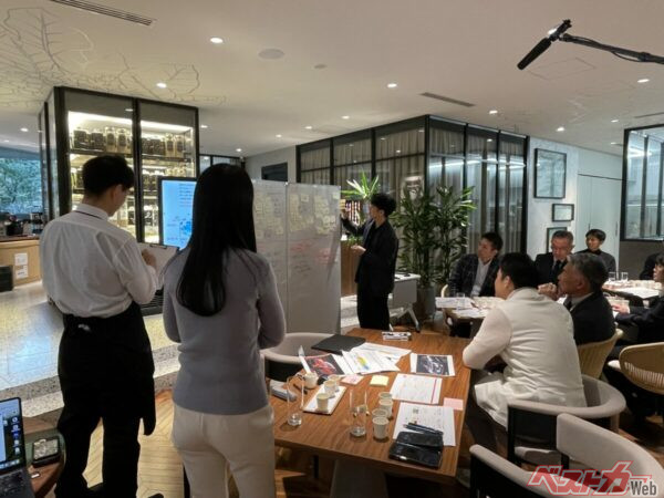 試作品をテイスティングするUCCとトヨタのプロジェクトチーム