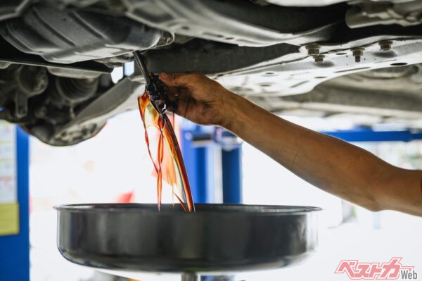 オイル交換のサイクルが、突然半年ごとの推奨ではなく1年ごとの推奨に変わるということ(Byrd Setta@Adobestock)