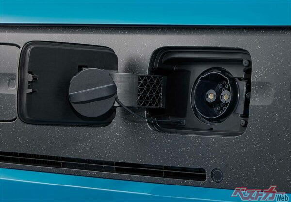 充電ポートはフロントにある。急速充電側を開けたところ