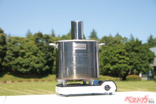 一見「クルマから落っことしてしまったのか!?」とあせるほどの出来