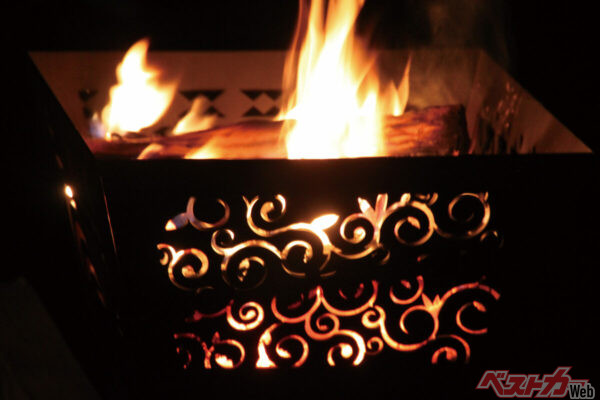 プレートは変更可能なのでこういった唐草模様にもできる