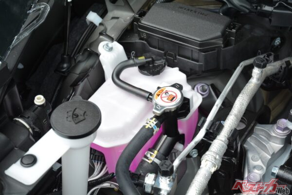 冬場に突然エンジンがかからなくなった、なんてことが無いように、冷却水の点検をプロにお願いしておこう(和久 澤田@Adobestock)