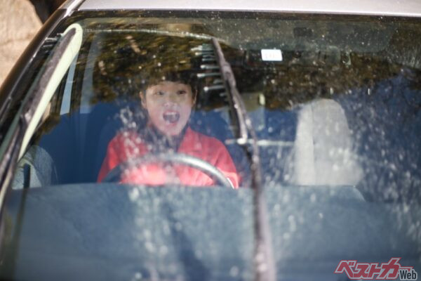 冬季のウォッシャー液は、できるだけ原液のまま使用できる商品を買い、薄めずにそのまま使って欲しい（yamasan@Adobestock）