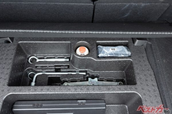 スペアタイヤ（パンク修理キット）の位置は知っておこう（YK-image@Adobestock）