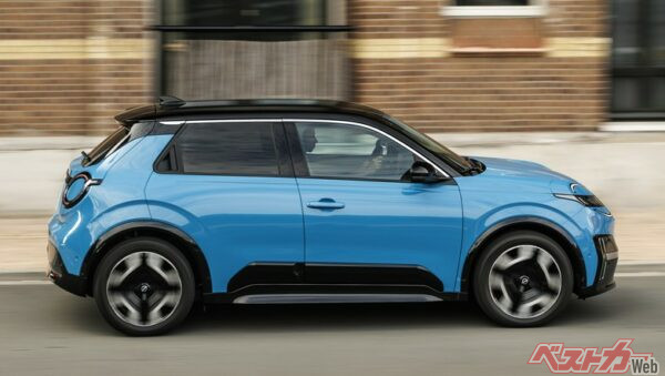 リアドアのドアの部はCピラーの根元にある。ルーフがブラックの2トーン仕様