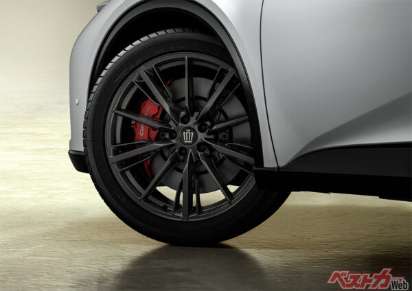 235/45R21タイヤ＆21×8.5Jアルミホイール（マットブラック塗装）＆センターオーナメント（2025年7月 一部改良時の公式画像より）